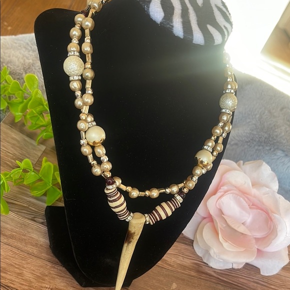 Elegant Gold and Cream Beaded Necklace - Picture 5 of 6
